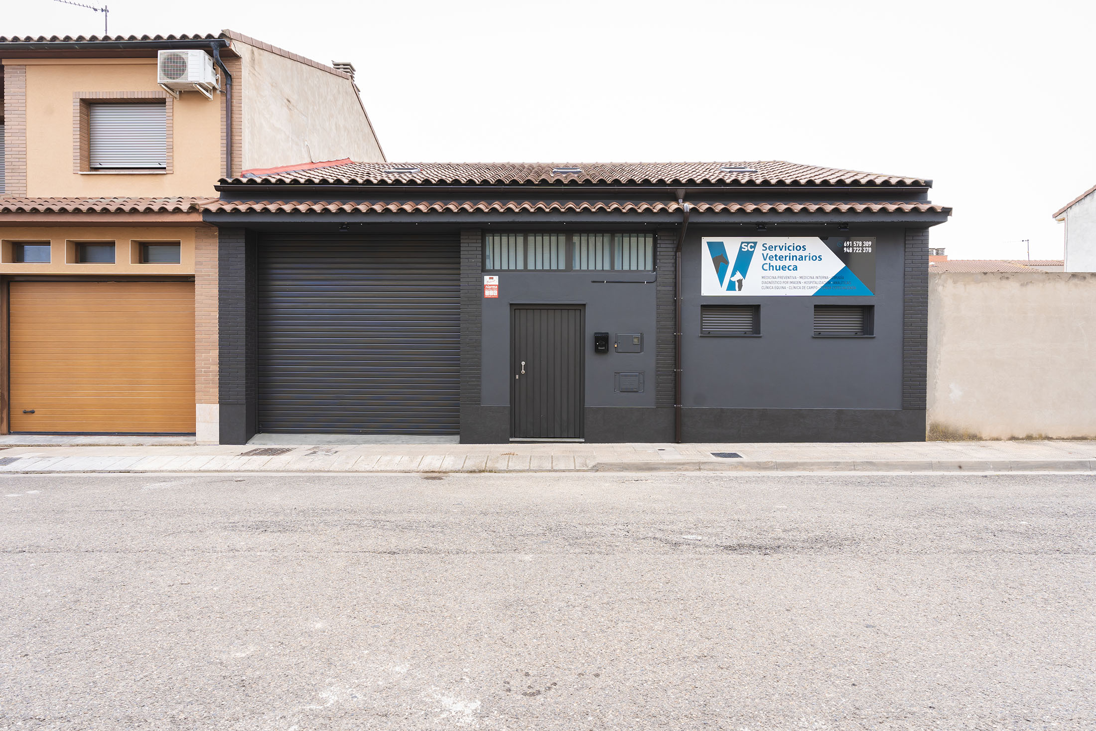 Fachada principal de la clínica veterinaria con su rótulo corporativo